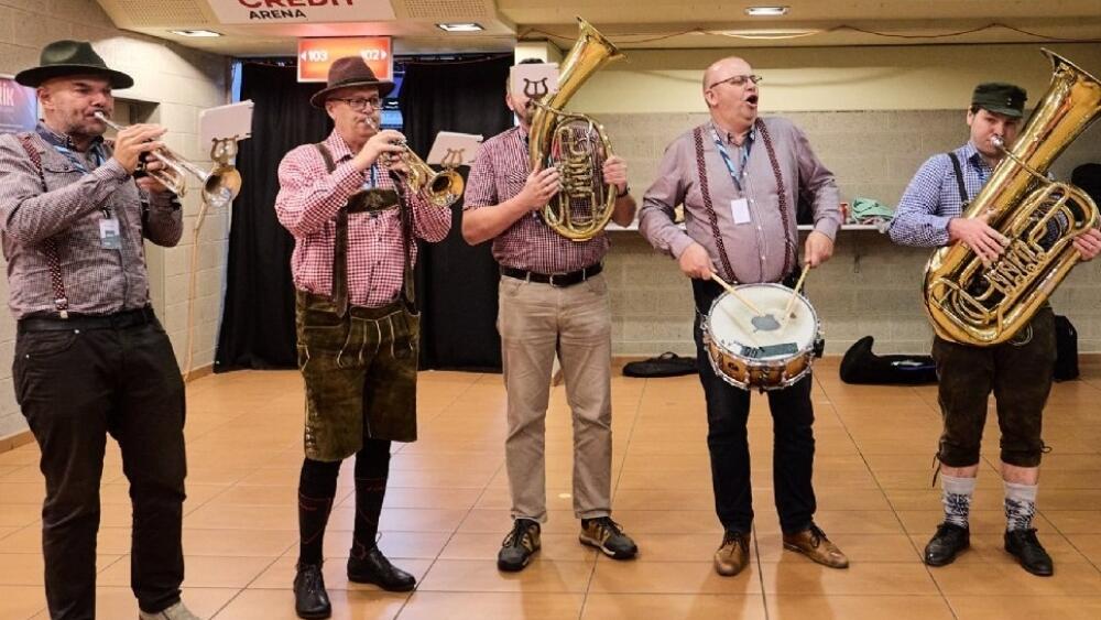 Na ledě boj, v zákulisí tradiční Oktoberfest.